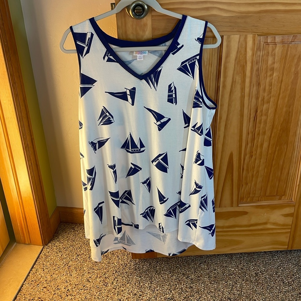 Woman’s LuLaroe tank top. Size Large.